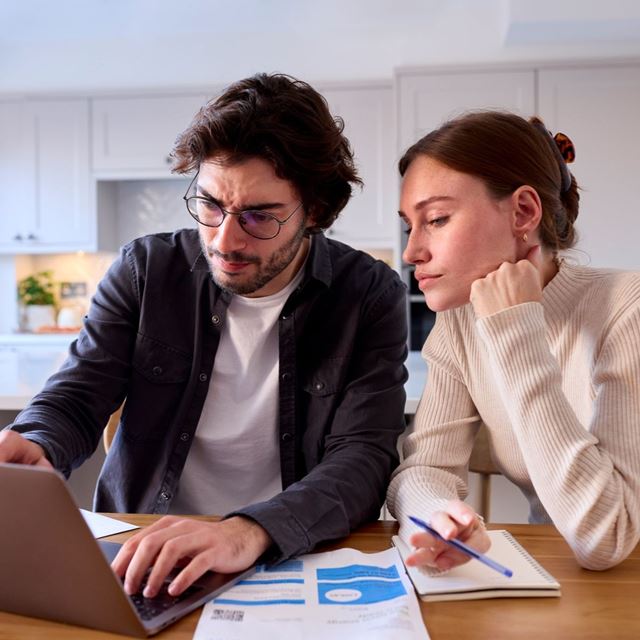 par sidder og kigger på en computer