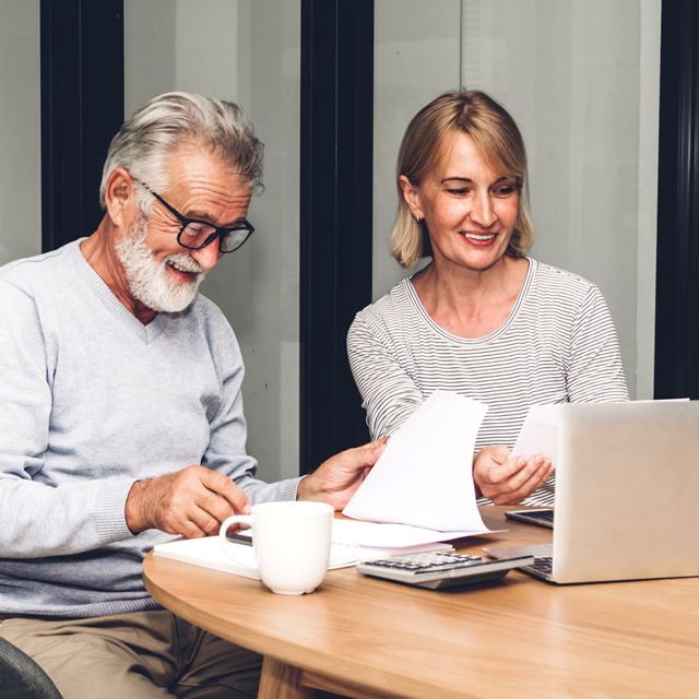 2 personer sidder ved en computer